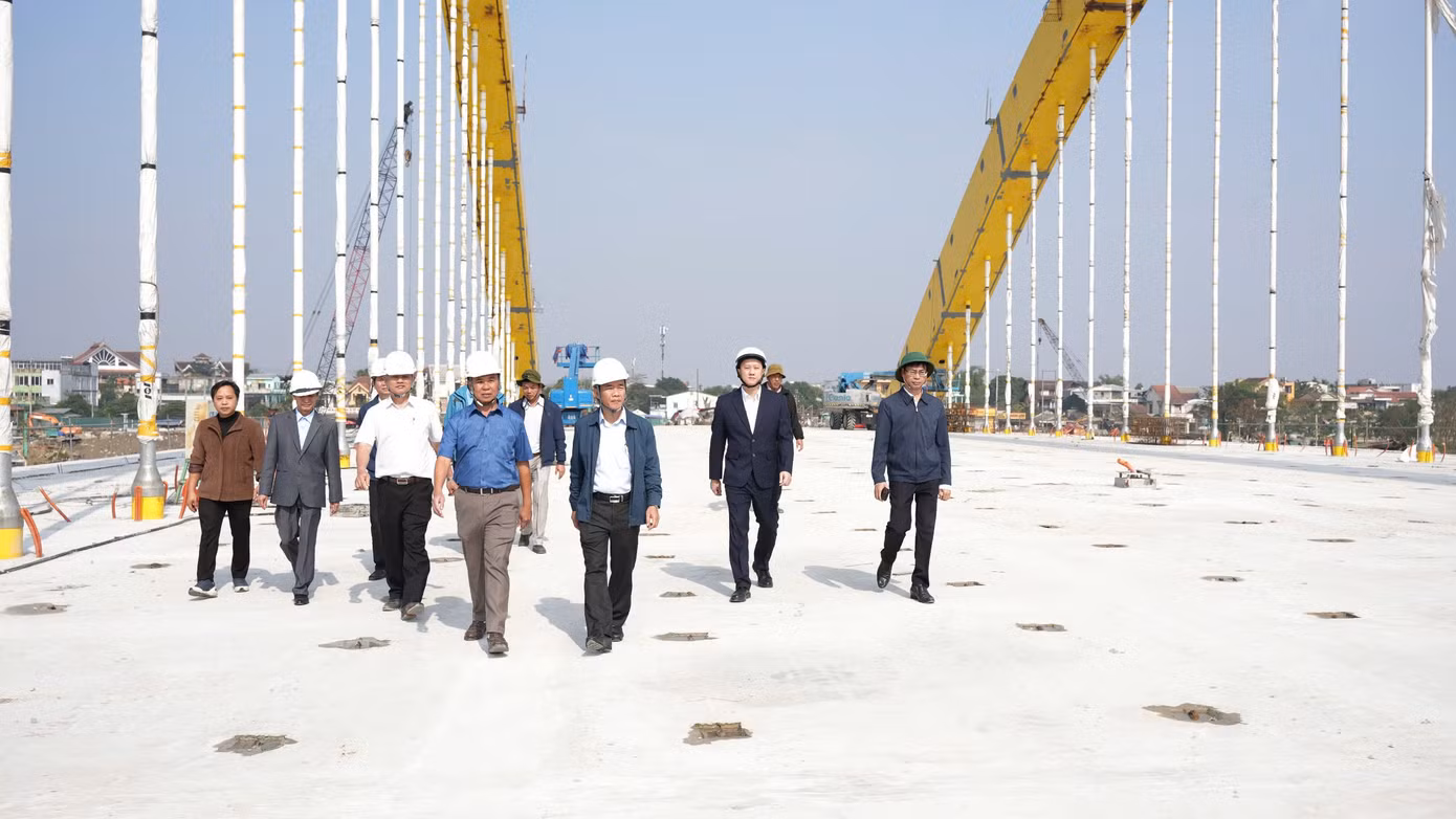 Dự án cầu vượt sông Hương đã hoàn thành 90% khối lượng công việc. Dự án cầu vượt sông Hương đã hoàn thành 90% khối lượng công việc.
