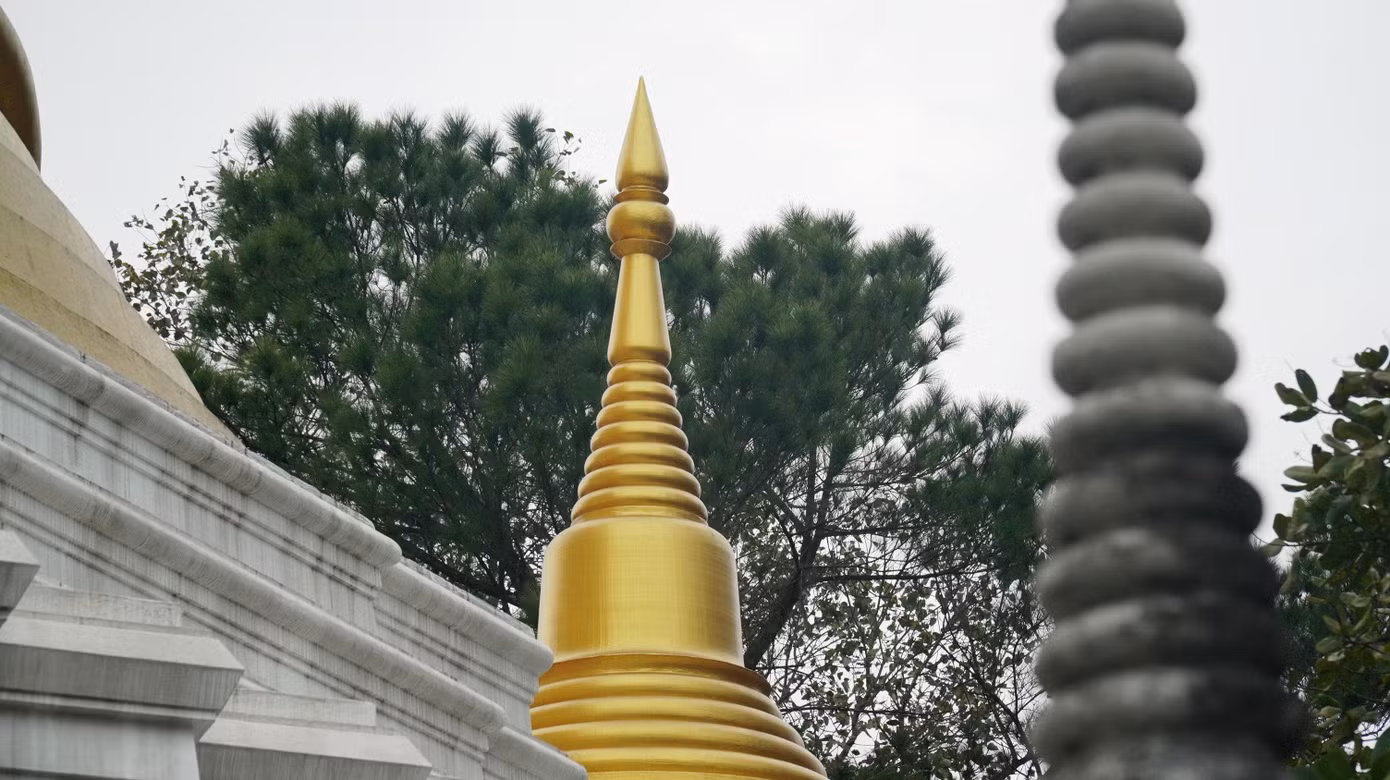Điều gây ấn tượng khác khi đến tham quan không gian chùa, đó là lối kiến trúc đỉnh nhọn sơn màu vàng phổ biến tại các công trình nơi đây.