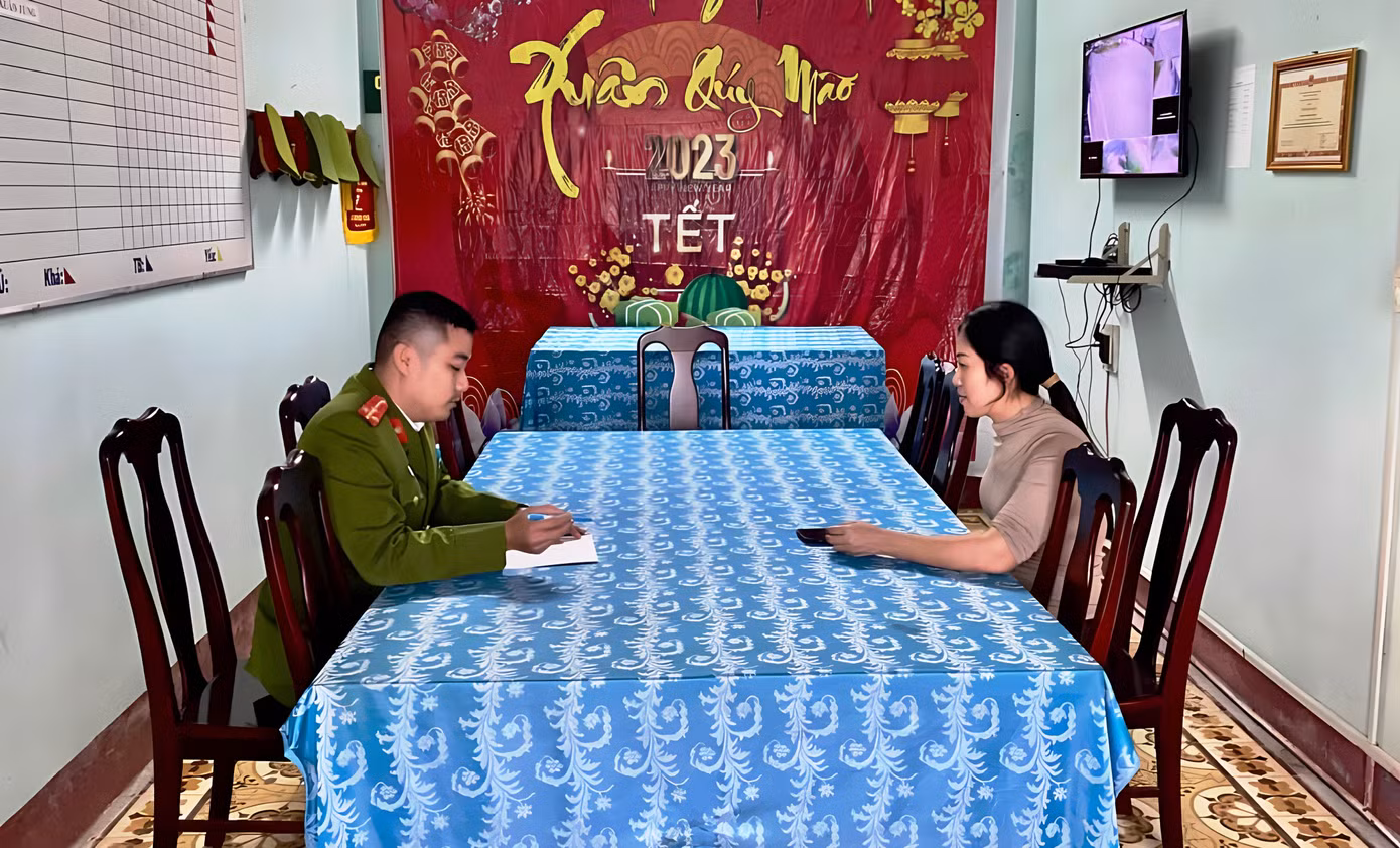 Công an xã Vinh Hiền hỗ trợ người dân nhận lại số tiền 100 triệu đồng vào tài khoản không quen biết. Ảnh: CACC Công an xã Vinh Hiền hỗ trợ người dân nhận lại số tiền 100 triệu đồng vào tài khoản không quen biết. Ảnh: CACC