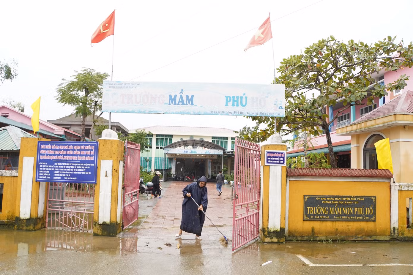Ngay sau khi nước lũ trên sông Hương và các khu vực dân cư rút dần, theo chỉ đạo của UBND huyện, Phòng GD&amp;ĐT huyện Phú Vang, việc dọn dẹp bùn đất, mùn rác trôi vào trường đã được các đơn vị khẩn trương tiến hành.