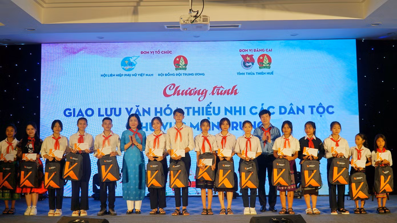 Giao lưu văn hóa thiếu nhi các dân tộc khu vực miền Trung. Giao lưu văn hóa thiếu nhi các dân tộc khu vực miền Trung.