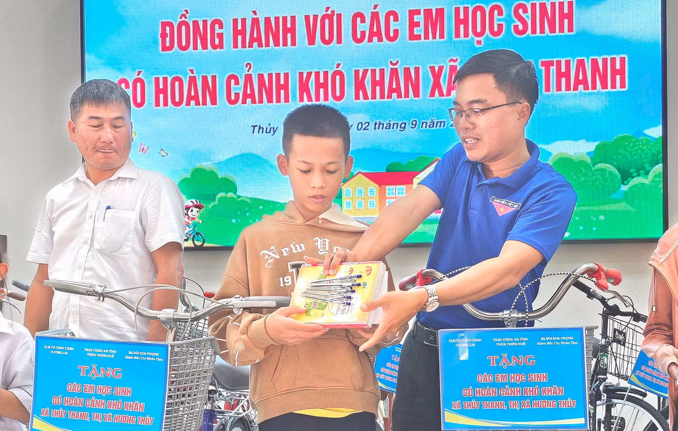 Đại diện lãnh đạo Thị Đoàn Hương Thủy trao quà, xe đạp cho học sinh nghèo xã Thủy Thanh.