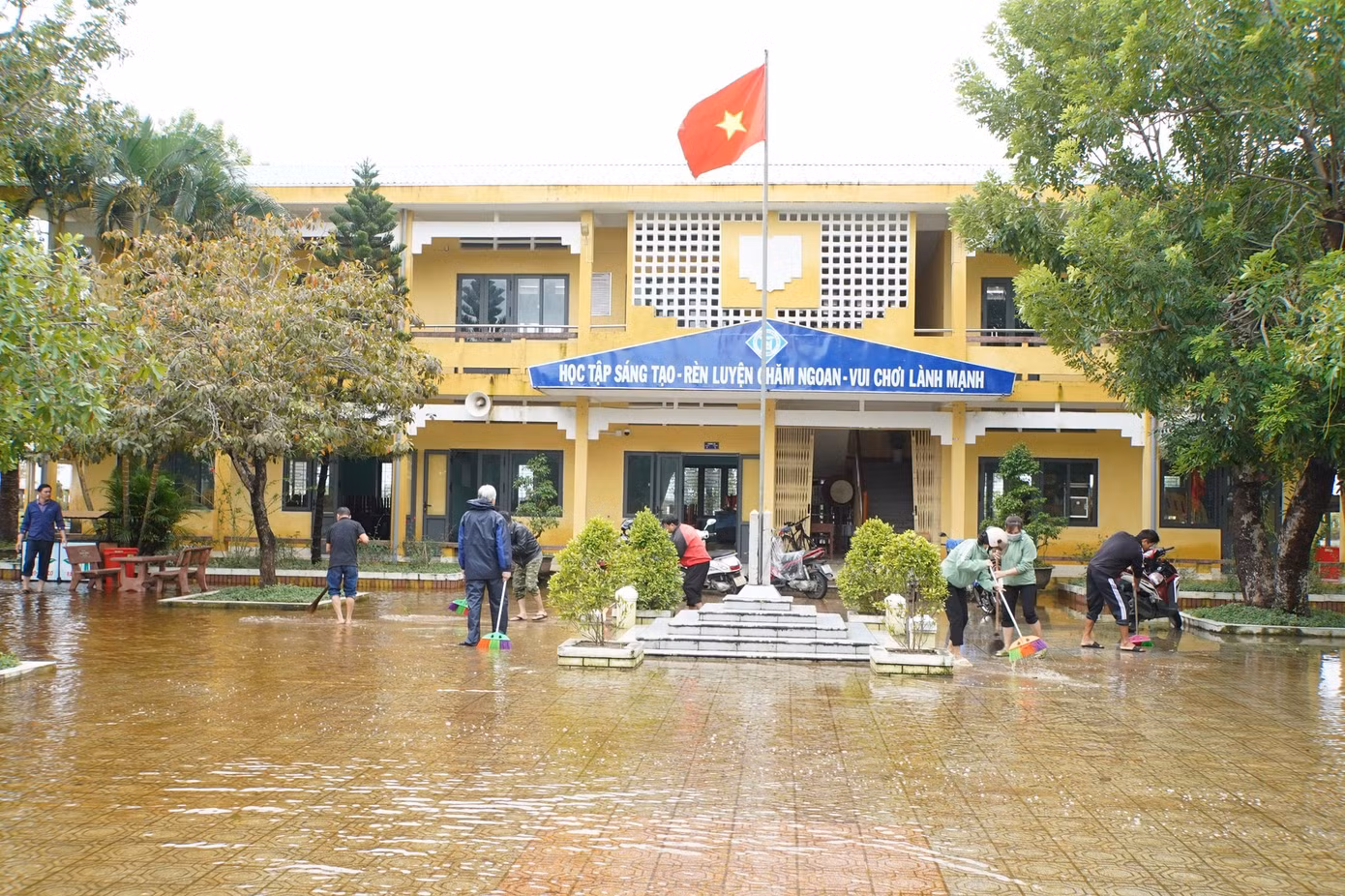 Sau khi thu dọn bùn đất, rác thải từ nơi khác tràn về, trên địa bàn đã có 22 trường đón học sinh quay lại lớp. Các trường còn lại chờ nước rút để tổ chức vệ sinh, sắp xếp lại tài liệu, trang thiết bị, bàn ghế phòng học và khôi phục lại các hoạt động dạy học.