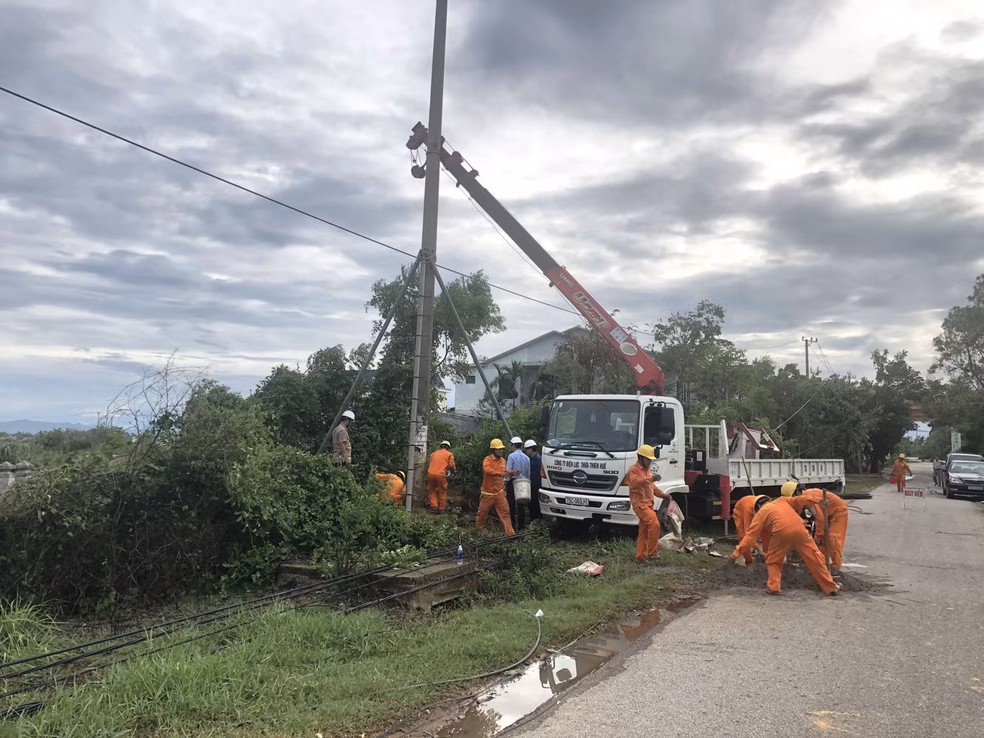 Các đơn vị điện lực tại TT-Huế nỗ lực khắc phục sự cố lưới điện do mưa lớn, giông sét để sớm cấp điện trở lại cho người dân, khách hàng. (Ảnh minh họa)