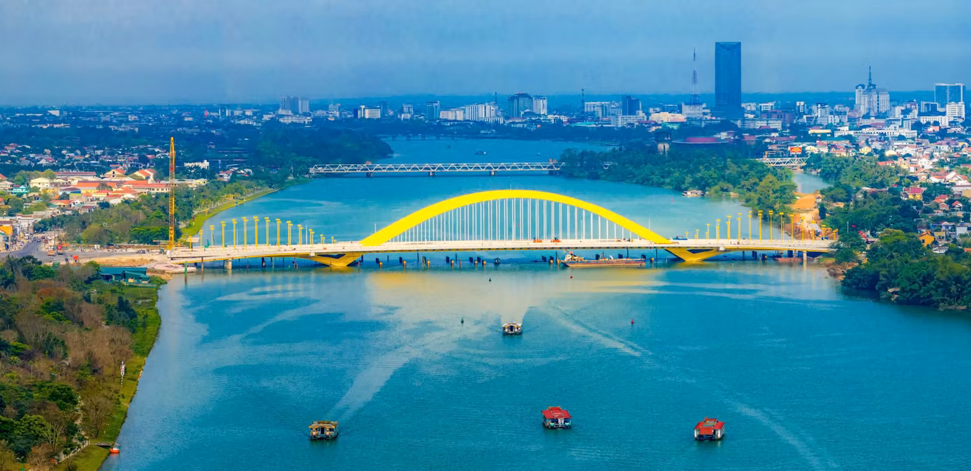 Khi nhìn từ xa, hai vòm lọng vàng trở nên đặc biệt trên nền cầu.