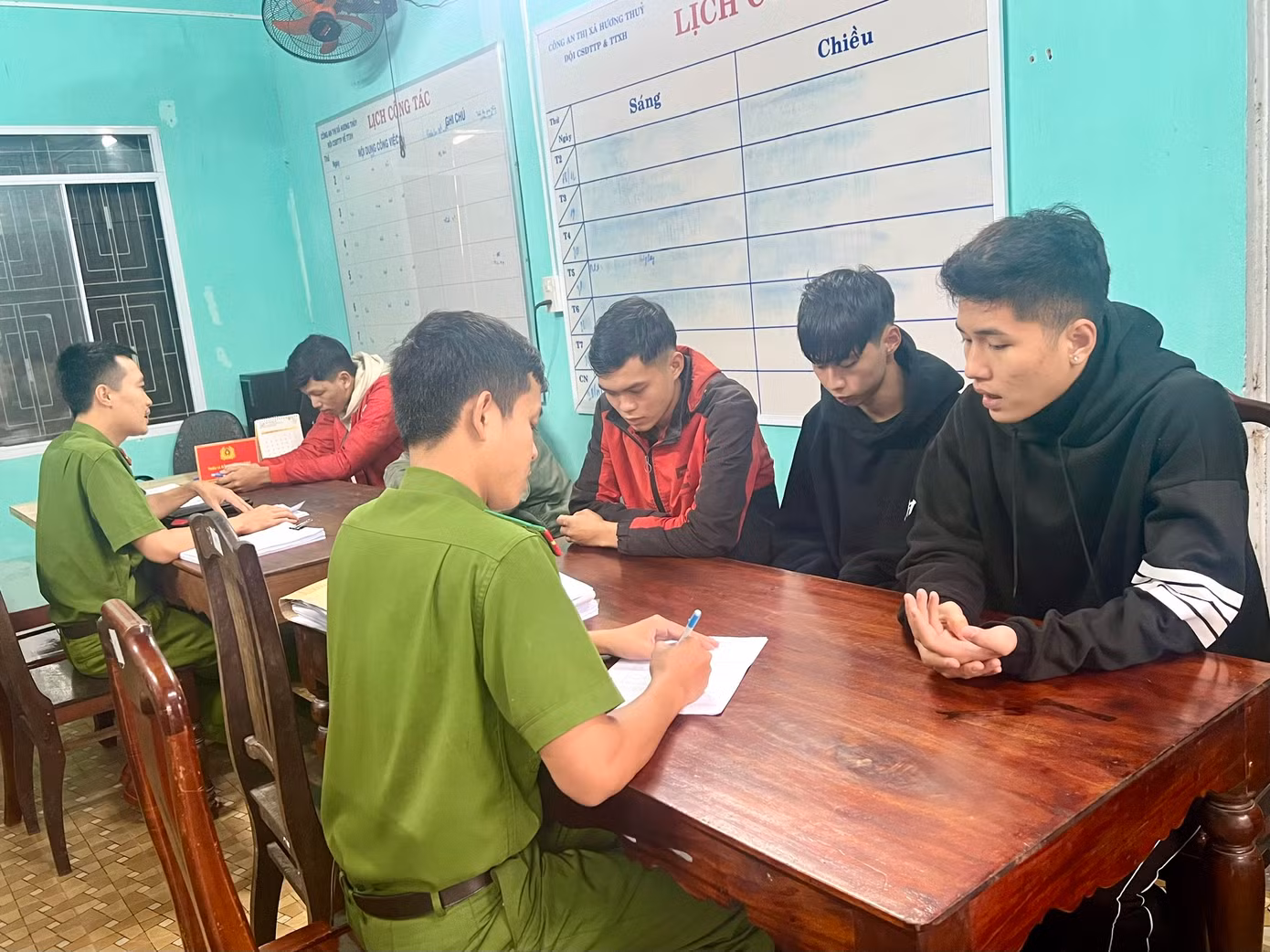 Công an lấy lời khai các đối tượng đua xe trái phép. (Ảnh: CACC) Công an lấy lời khai các đối tượng đua xe trái phép. (Ảnh: CACC)