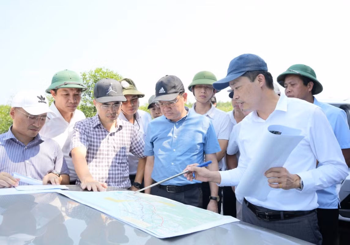 Lãnh đạo tỉnh TT-Huế và đại diện các sở, ngành địa phương tổ chức đoàn khảo sát phục vụ công tác chuẩn bị đầu tư Dự án mở rộng cao tốc Cam Lộ - La Sơn lên 4 làn xe.