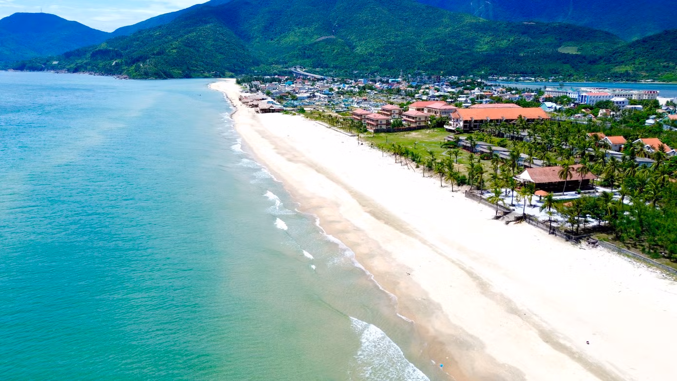 Nhiều km bờ biển tại vịnh Lăng Cô sạch tinh tươm.