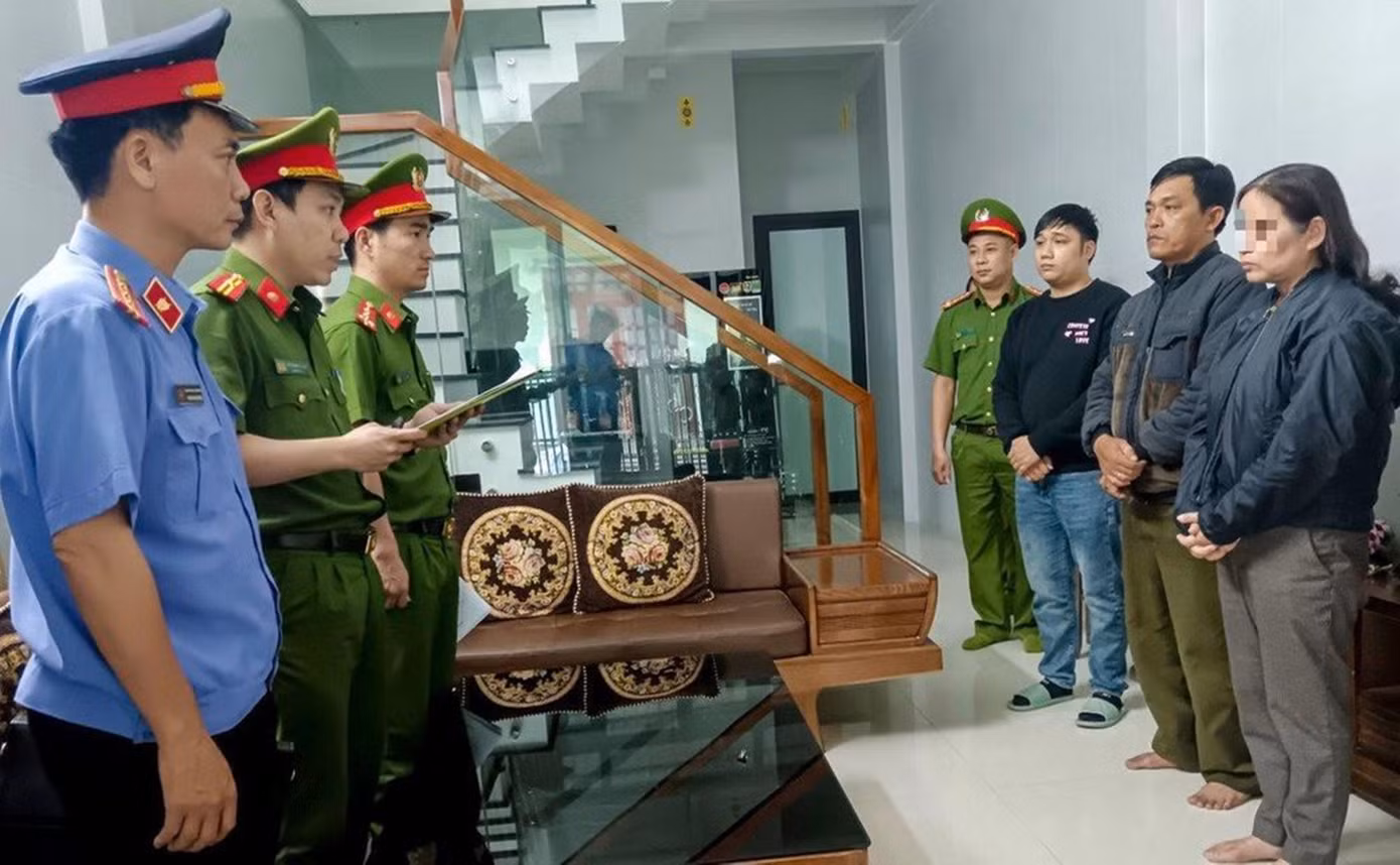 Đọc lệnh khởi tố 1 trong 4 đối tượng về hành vi "Mua bán trái phép hóa đơn, chứng từ thu nộp ngân sách nhà nước". Ảnh: VKS