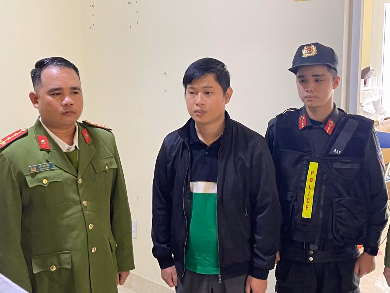 Đối tượng Lê Hồng Khanh (giữa). Ảnh CACC
