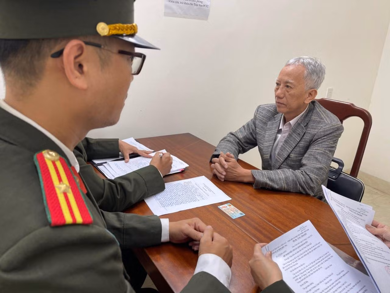 Ông Lê Hạ (bìa phải) bị bắt về hành vi thiếu trách nhiệm gây hậu quả nghiêm trọng. Ảnh CACC