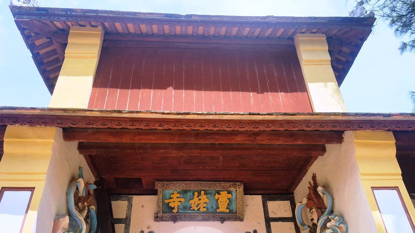 Cổng tam quan chùa Thiên Mụ ngày nay, bức tranh xưa vẽ rồng cũng bị che lấp bởi các tấm gỗ phủ màu sắc đậm chất thiền Cổng tam quan chùa Thiên Mụ ngày nay, bức tranh xưa vẽ rồng cũng bị che lấp bởi các tấm gỗ phủ màu sắc đậm chất thiền