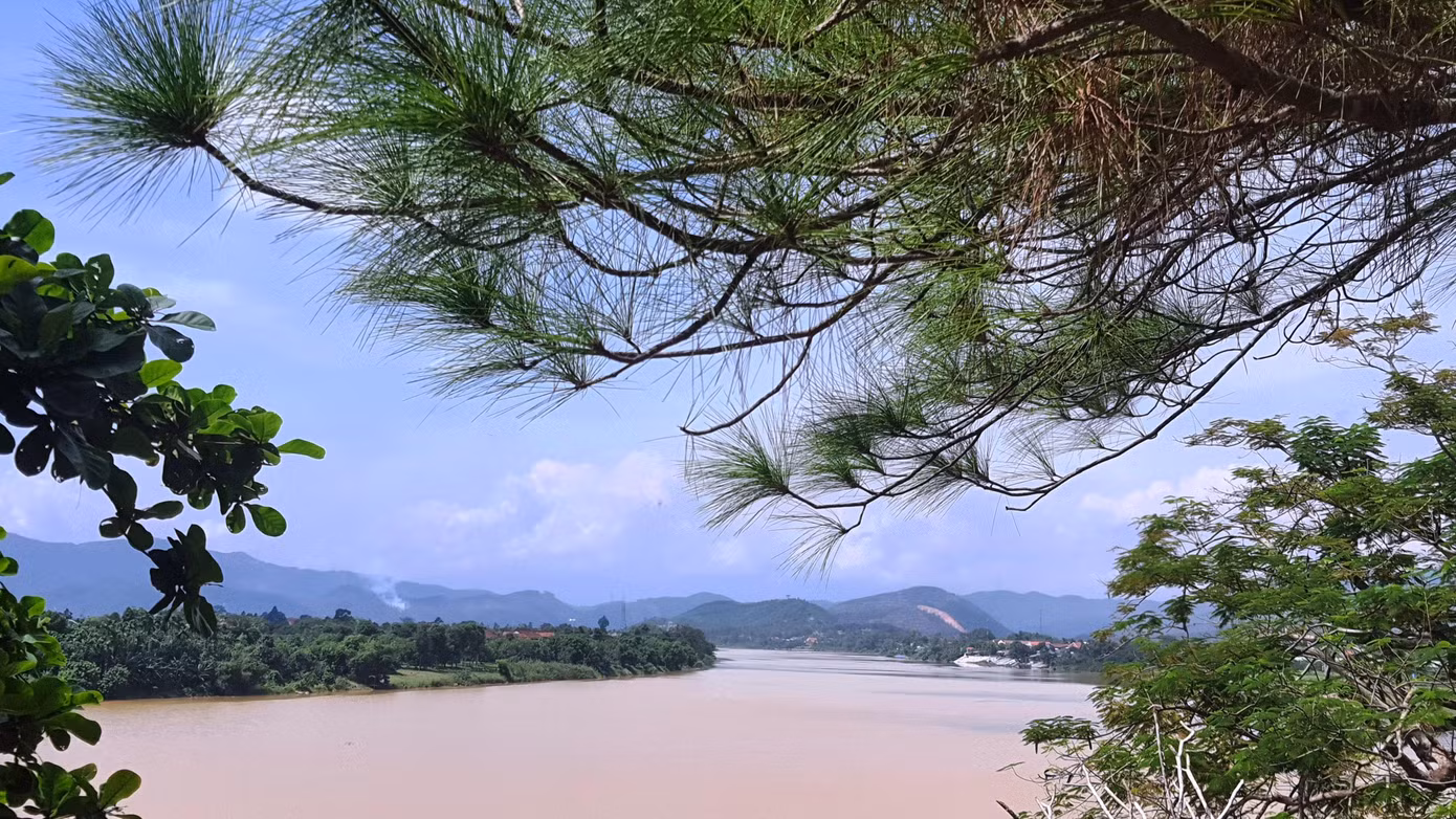 Từ chùa Thiên Mụ nhìn lên thượng nguồn sông Hương Từ chùa Thiên Mụ nhìn lên thượng nguồn sông Hương