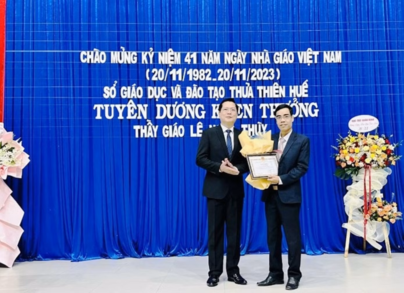 Lãnh đạo Sở GD&amp;ĐT TT-Huế trao tặng hoa, giấy khen cho thầy giáo Lê Ngọc Thùy (phải). Ảnh: CTV