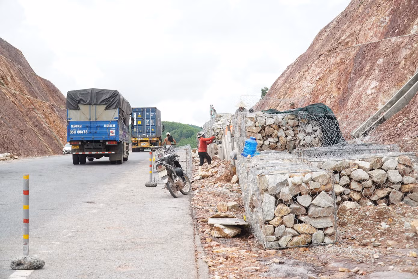 Đơn vị nhà thầu đã thuê đất rừng trồng của người dân để mở đường tạm cho các phương tiện máy thủy lực khoan đá, máy múc công suất lớn tiếp cận đỉnh đồi. Khối lượng đất đá đã xử lý tại vị trí sạt trượt trên lên tới hàng chục nghìn khối.