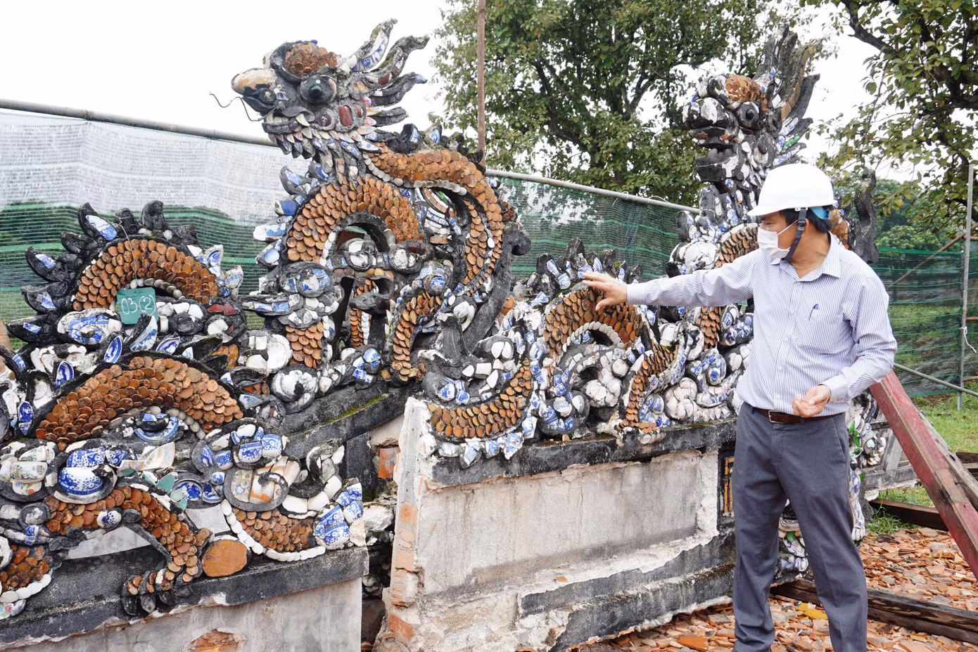 Đơn vị thi công cũng đánh dấu vị trí trên từng cấu kiện gỗ, các con giống và ô hộc bờ nóc, bờ quyết trước khi hạ giải theo hồ sơ thiết kế được duyệt. Các cấu kiện được đánh dấu không làm ảnh hưởng đến hiện trạng và được giữ trong suốt quá trình thi công.