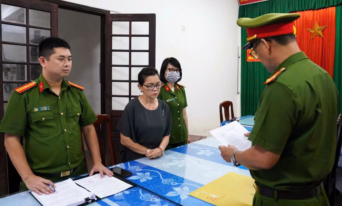Khởi tố bà Trần Thị Phước về hành vi “Sản xuất, buôn bán hàng giả là thực phẩm”. Khởi tố bà Trần Thị Phước về hành vi “Sản xuất, buôn bán hàng giả là thực phẩm”.