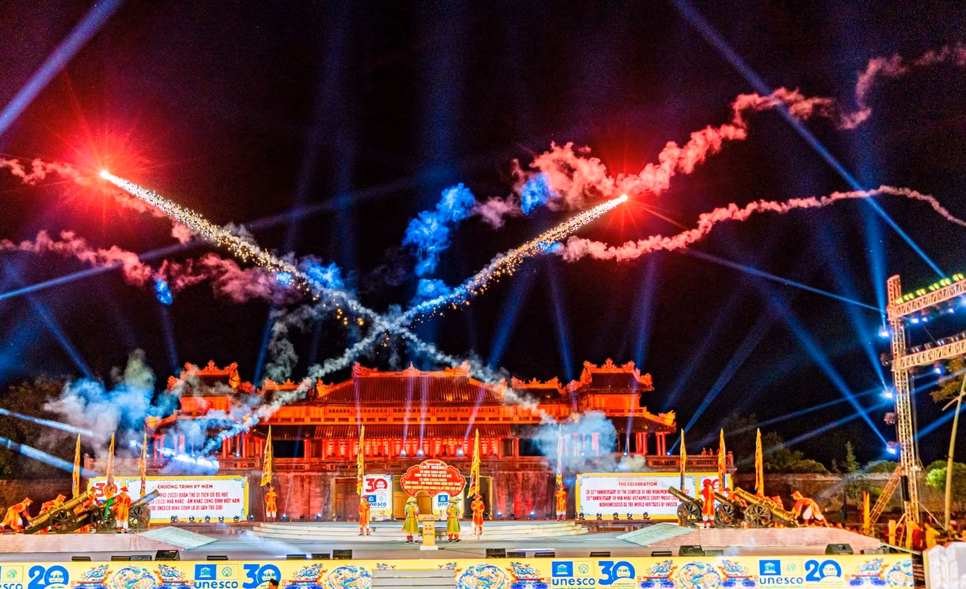 Mãn nhãn với màn pháo hoa kết thúc chương trình nghệ thuật “Di sản Cố đô, ký ức và trao truyền”. Ảnh: TTBTDTCĐ Huế