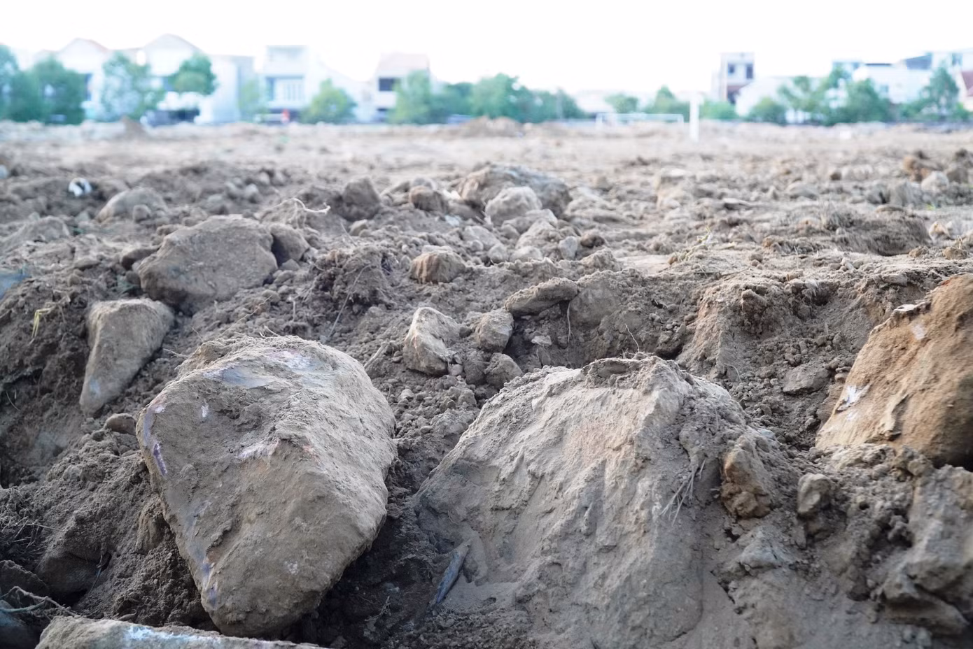 Anh Nguyễn Văn Trung (sống gần sân vận động Phú Thượng) bày tỏ lo ngại: “Những ngày nắng, xe tải ùn ùn chở đất về đổ tại sân bóng khiến bụi bay mù mịt, bùn thải đổ vào cạnh nhà dân bốc mùi hôi thối rất khó chịu. Các cống thoát nước ở đây vốn đã rút chậm, nay rất dễ bị tắc nghẽn vào mùa mưa do khối lượng bùn đất rất lớn từ nơi khác chuyển về. Nền sân bóng lẫn đá tảng như thế này thì người chơi thể thao liệu có an toàn?”.