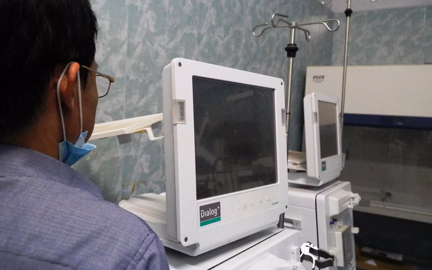 Hiện qua 3 đời Giám đốc Sở Y tế, vẫn chưa có phương án nào hữu hiệu để khai thác, sử dụng, vận hành đưa vào phục vụ khám chữa bệnh nhân dân đối với 2 máy chạy thận đắt tiền này Hiện qua 3 đời Giám đốc Sở Y tế, vẫn chưa có phương án nào hữu hiệu để khai thác, sử dụng, vận hành đưa vào phục vụ khám chữa bệnh nhân dân đối với 2 máy chạy thận đắt tiền này
