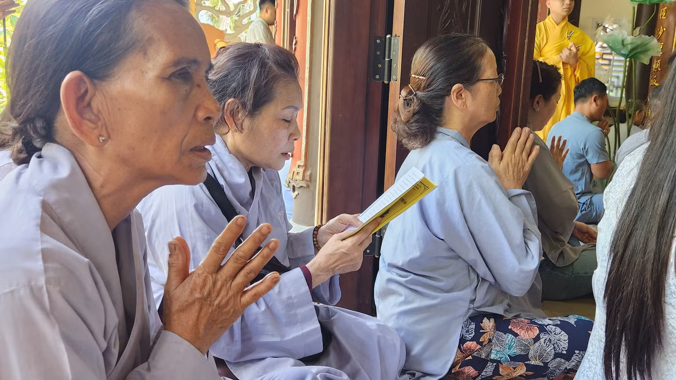 Đến chùa lễ Phật, cầu kinh trong ngày rằm tháng 4 âm lịch - ngày chính lễ Phật đản, là nghi thức không thể thiếu đối với nhiều người dân Huế.
