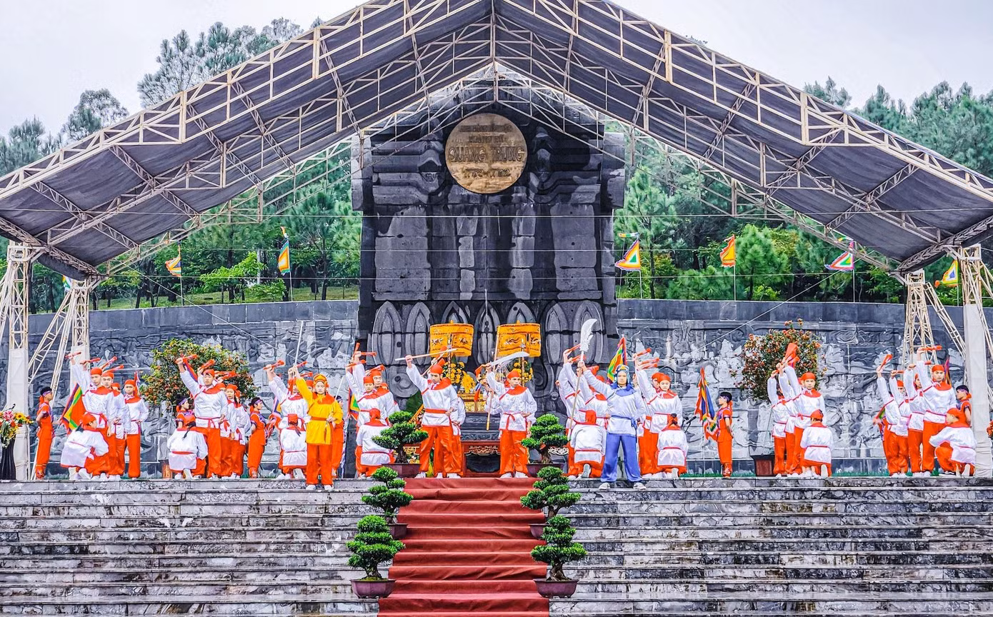 Khu di tích lịch sử núi Bân đã được Bộ Văn hóa Thông tin ban hành Quyết định công nhận số 28-QĐ/VH ngày 18/11/1988, ghi dấu nơi đây là địa chỉ lịch sử linh thiêng, là di tích lịch sử đầy tự hào của dân tộc Việt Nam. Đây còn là địa chỉ giáo dục truyền thống yêu nước, địa chỉ văn hóa hấp dẫn trên bản đồ du lịch của Việt Nam và TP Huế. Ảnh: Xuân Đạt