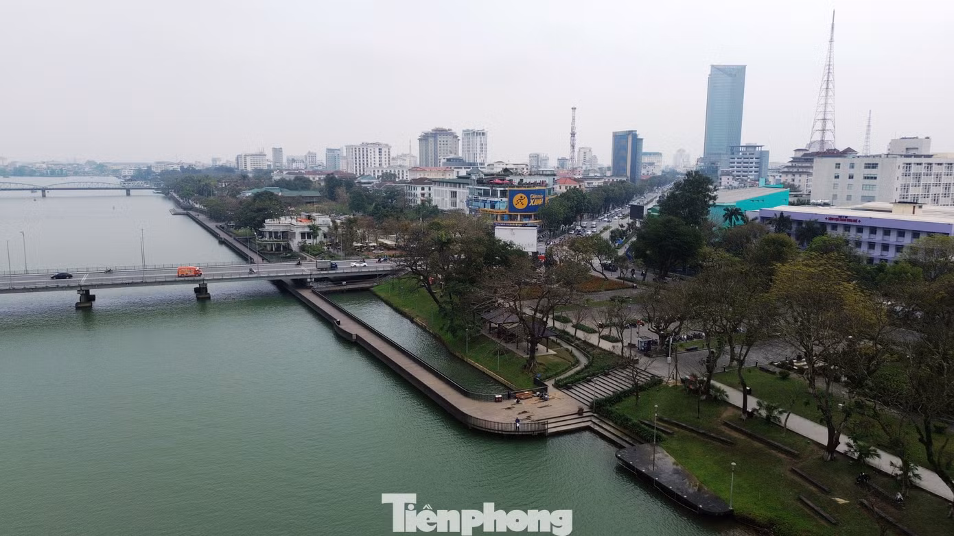 Từ đó đến nay, công trình trở thành điểm đến hấp dẫn cho mọi người dân và du khách. Tuy nhiên, do nằm ở vị trí ven sông Hương gần bề mặt nước sông, nên vào mỗi mùa mưa bão, công trình cầu gỗ lim thường xuyên bị “nhấn chìm” trong lũ lụt.