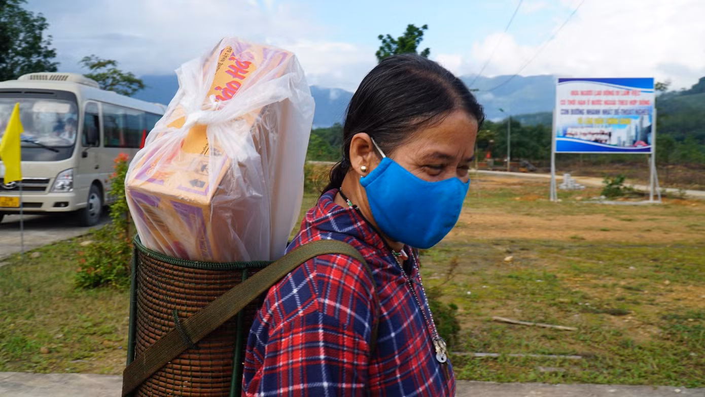 Bà con vùng cao vui vẻ mang quà Xuân về nhà