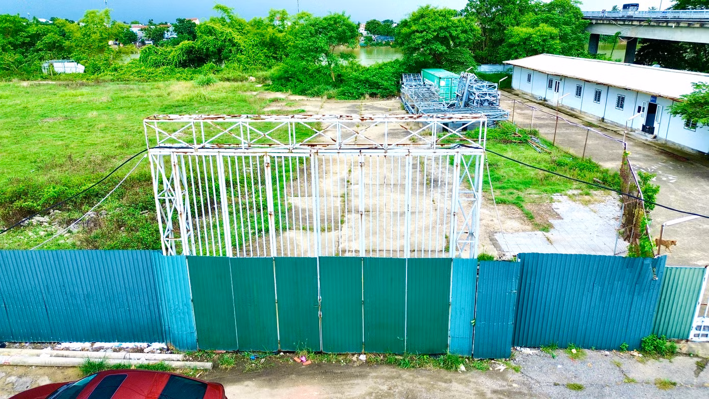 Bên ngoài, công trường bị quây tôn kín mít, khu đất dự án um tùm cỏ dại và cây bụi.