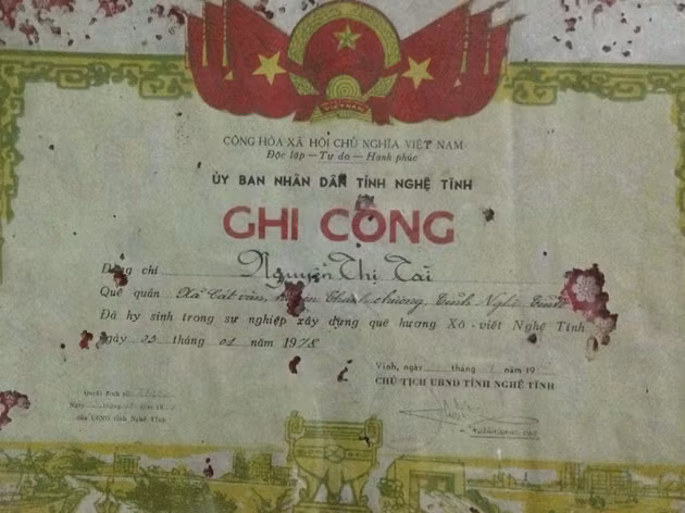 Bằng ghi công của tỉnh Nghệ Tĩnh gọi những thanh niên tử nạn trong khi đang xây cống Hiệp Hòa là “hy sinh trong sự nghiệp xây dựng quê hương Xô viết Nghệ Tĩnh”