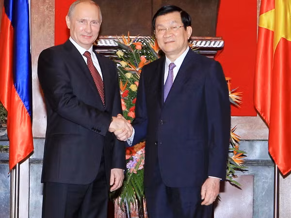 Chủ tịch nước Trương Tấn Sang đón Tổng thống Liên bang Nga V. V. Putin. (Ảnh: Nguyễn Khang/TTXVN)