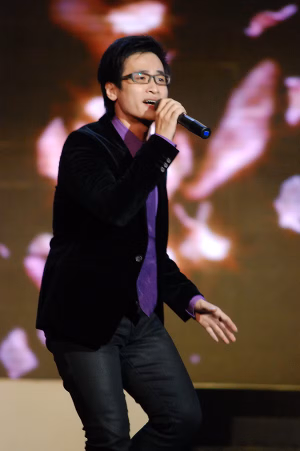 Hà Anh Tuấn lịch lãm với bộ vest đen