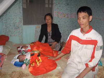 Anh Thường bên hai đứa con song sinh vừa chào đời đã mất mẹ