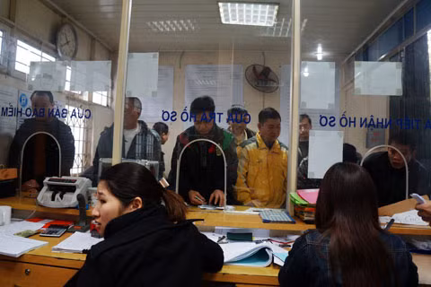 Vì khá đông nên Trạm đăng kiểm đã có thêm lực lượng tăng cường để đảm bảo việc đăng kiểm và thu phí nhanh chóng nhất
