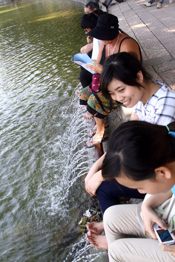 Nhóm bạn của Nam (sinh viên trường Đại học Thương Mại, Đại học Mỏ...) ngồi nghỉ mát bên Hồ Gươm sau một vòng dạo hồ