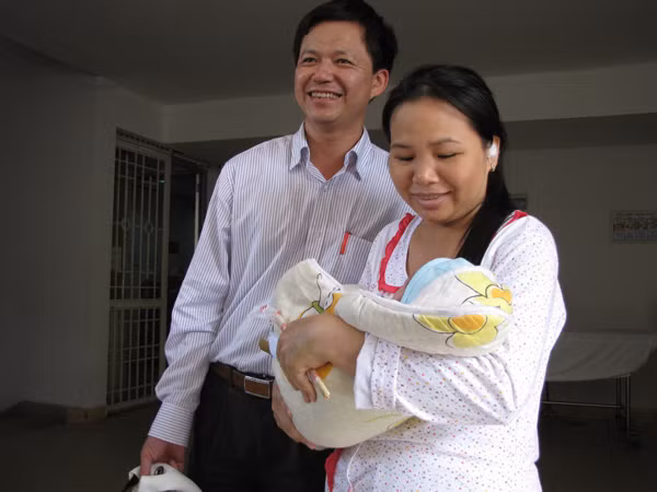 Sau những ngày sống trong lo lắng, sợ hãi, vợ chồng anh Chiều rạng ngời ngày trở về. Ảnh: Lãng Phong