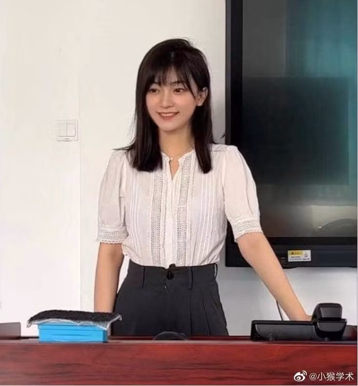 Từ phong cách đến thần thái của giảng viên Zhang đã "chiếm trọn spotlight" trên các diễn đàn mạng xã hội xứ Trung. Nguồn: Weibo Từ phong cách đến thần thái của giảng viên Zhang đã "chiếm trọn spotlight" trên các diễn đàn mạng xã hội xứ Trung. Nguồn: Weibo