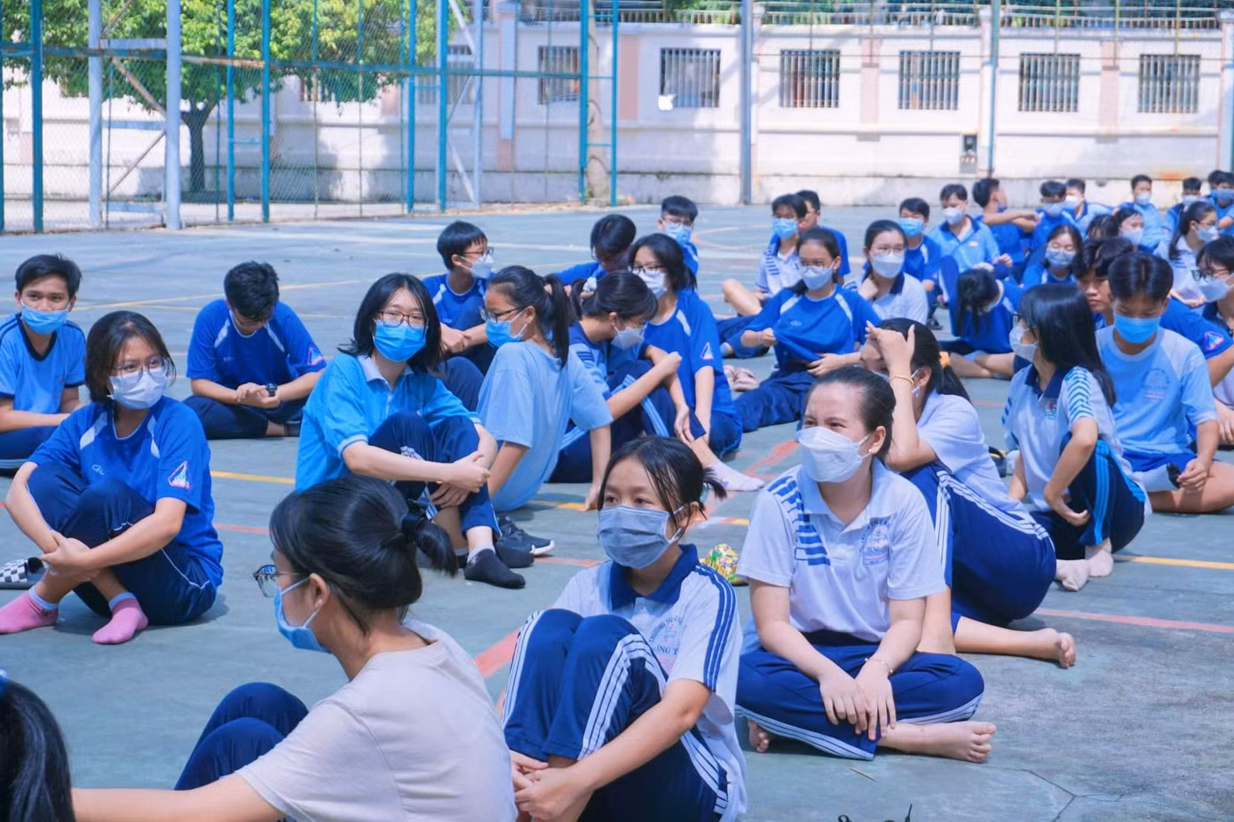 Các teen 2K7 trường Nguyễn Huệ tham gia ngày hội tiếp nhận học sinh lớp 10. Ảnh: NVCC