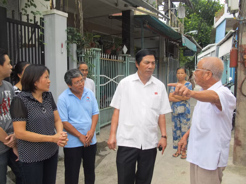 Đông đảo người dân phường Nam Dương hoan nghênh ông Thanh 
