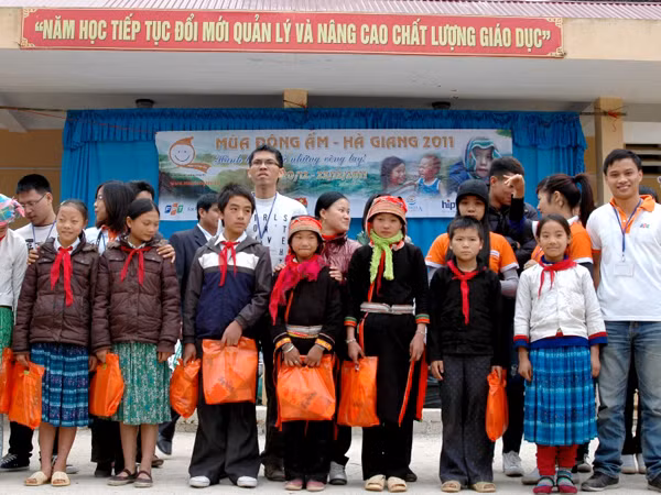 Ban tổ chức Chim Én tặng đồ dùng học tập và quần áo ấm cho trẻ em nghèo vùng cao