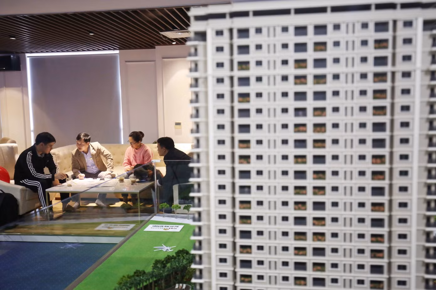 Tờ trình của Chính phủ gửi Quốc hội đánh giá, quy định buộc giao dịch qua sàn cũng không làm tăng chi phí bất hợp lý cho chủ đầu tư, hay giá bán (ảnh: Như Ý). Tờ trình của Chính phủ gửi Quốc hội đánh giá, quy định buộc giao dịch qua sàn cũng không làm tăng chi phí bất hợp lý cho chủ đầu tư, hay giá bán (ảnh: Như Ý).
