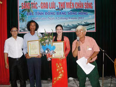 “Trùm thơ” Ngô Văn Khích (ngoài cùng bên trái) trao bằng khen cho các hội viên