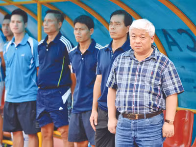 Hai đội bóng của bầu Kiên (ngoài cùng, phải) đối mặt với khả năng giải tán rất lớn do không kiếm được kinh phí hoạt động sau khi ông bầu này vướng lao lý. Ảnh: VSI