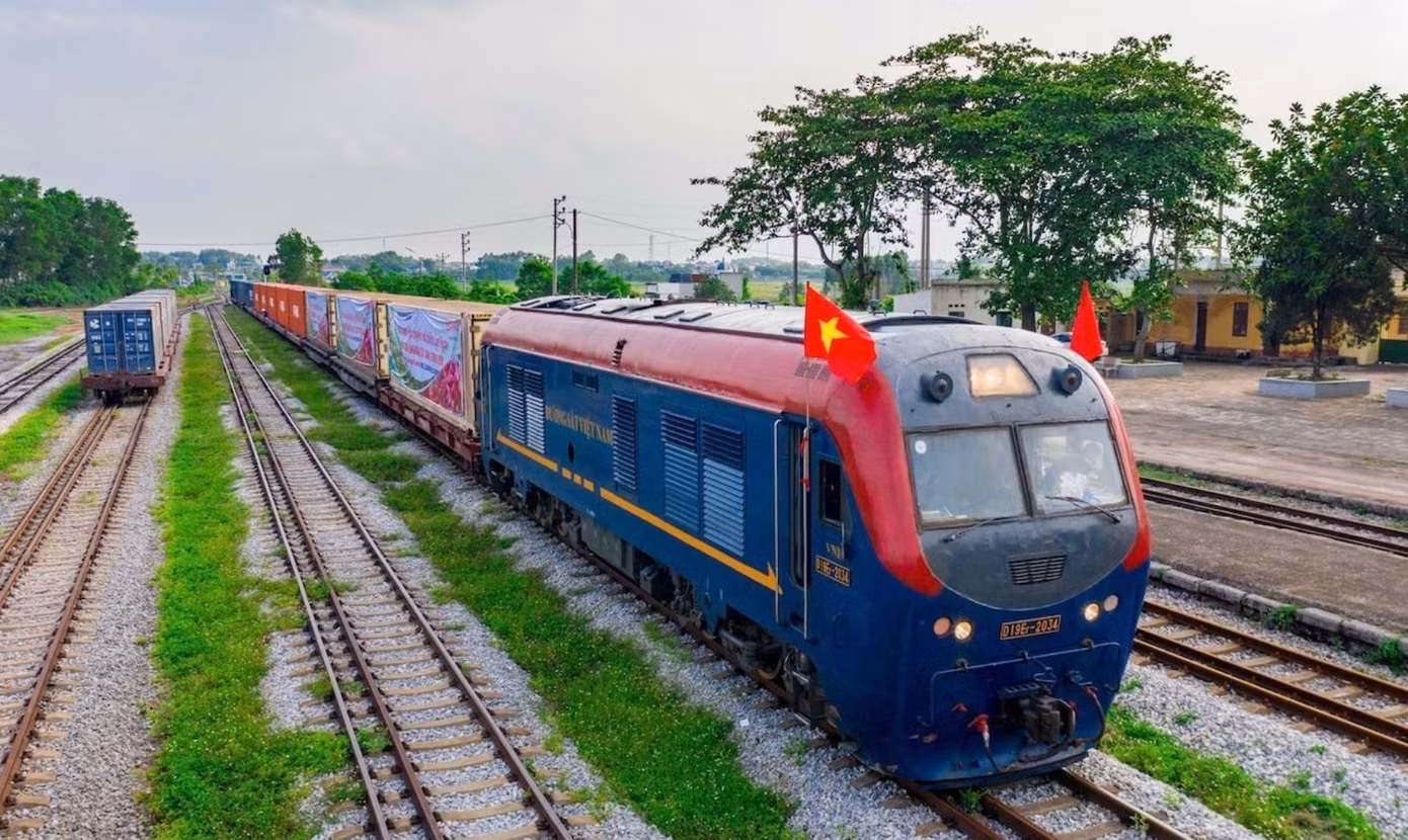 Đường sắt Lào Cai - Hà Nội - Hải Phòng được làm theo hướng tuyến thẳng nhất, ngắn nhất.