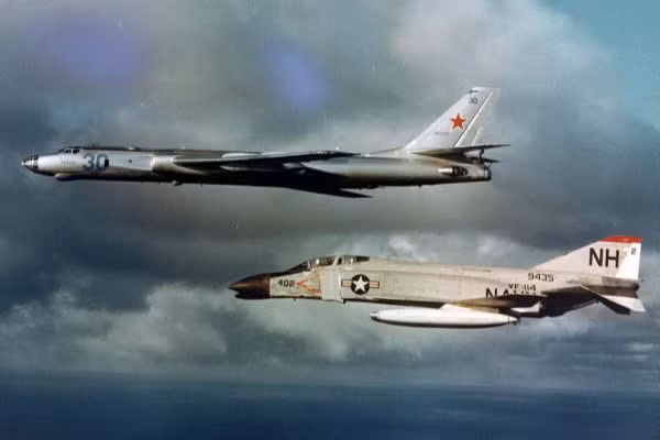 Máy bay tiêm kích phòng thủ hạm đội F-4B Phantom II thuộc Phi đoàn tiêm kích VF-114 đang áp tải máy bay chỉ thị mục tiêu đường biển Tu-16 của Hải quân Liên xô ra khỏi khu vực triển khai CVBG (ảnh sưu tầm)