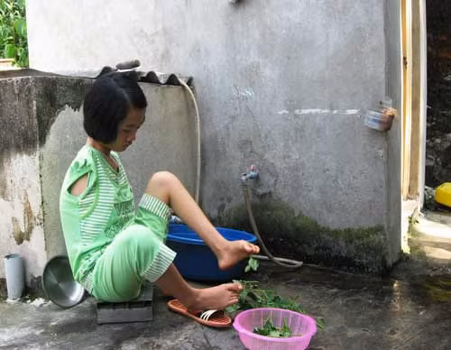 ... thậm chí nhặt rau giúp mẹ làm cơm