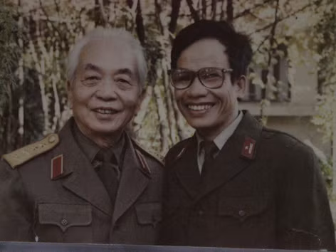 Họa sĩ Lê Duy Ứng chụp cùng Đại tướng