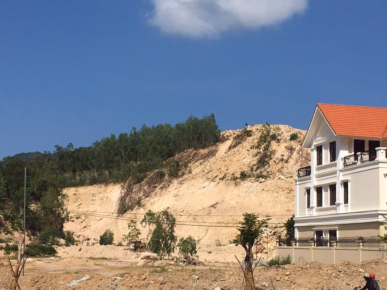 Hơn 15 năm qua dự án khu nhà ở Phước Đồng triển khai ì ạch và chưa thực hiện xong việc giải phòng mặt bằng. Ảnh: L.H.