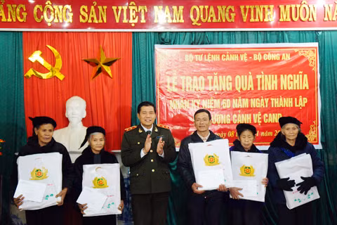 Đoàn Tư lệnh Cảnh vệ cũng trao quà tình nghĩa cho 10 gia đình có thân nhân liệt sĩ tại khu di tích Pác Bó