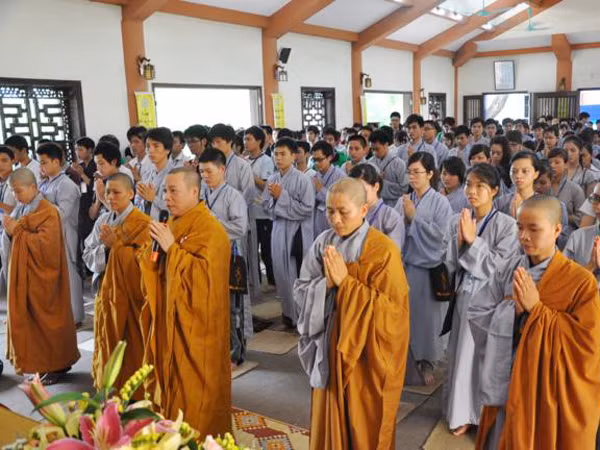 Trần Thị Thúy (đứng thứ hai hàng thứ hai từ phải sang) dự khóa tu ở chùa Bằng